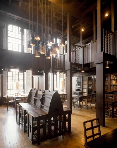 Interiörvy av läsesalen på School of Fine Arts designad av arkitekten Charles Rennie Mackintosh (1868-1928) av Charles Rennie Mackintosh