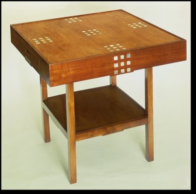 Bord med inlägg av pärlemor, 1918 (betsad mahogny med inlägg av pärlemor) av Charles Rennie Mackintosh