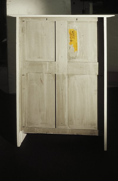 Vitt skåp designat för Mrs. Rowat, 1902 (trä, målat glas, emalj) av Charles Rennie Mackintosh