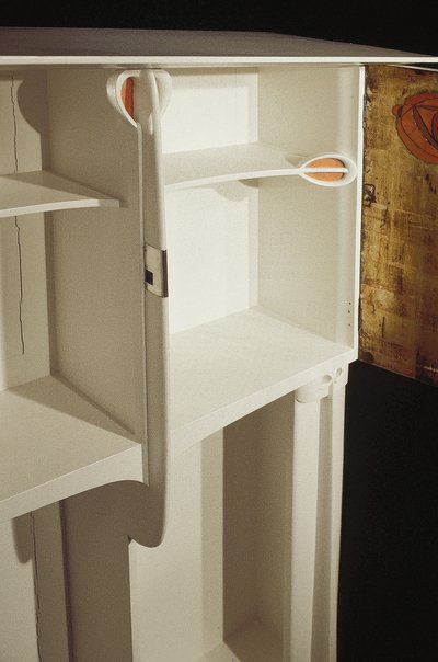Vitt skåp designat för Mrs. Rowat, 1902 (trä, målat glas, emalj) av Charles Rennie Mackintosh