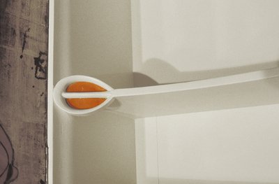 Vitt skåp designat för Mrs. Rowat, 1902 (trä, målat glas, emalj) av Charles Rennie Mackintosh