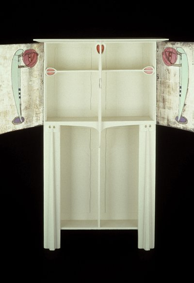 Vitt skåp designat för Mrs. Rowat, 1902 (trä, målat glas, emalj) av Charles Rennie Mackintosh