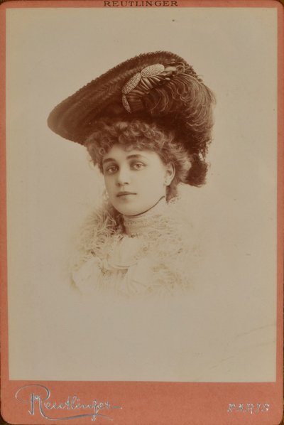 Elegant kvinna med hatt på huvudet - Charles Reutlinger av Charles Reutlinger