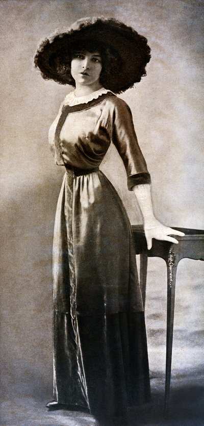 Porträtt av Emilie Bouchaud, i midjan av Polar Geting, runt 1909 (s/v foto) av Charles Reutlinger