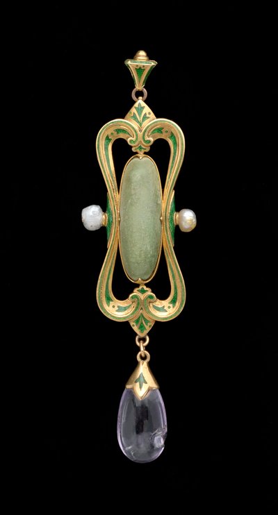 Hänge (guld, emalj, genomskinlig grön pärla och pärla) av Charles Ricketts