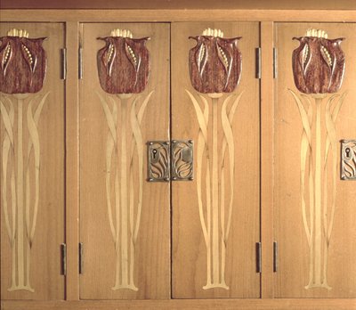 Detalj av snidade inlägg på skåpet, gjord av Guild of Hanicraft, ca 1898-99 (mahogny, järnek och mässing) av Charles Robert Ashbee