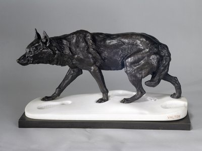 Wolf Tracking in the Snow (brons, metall och marmor) av Charles Valton