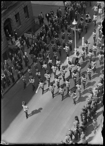 Begravningståg av en militär som belönats med Victoria Cross, London, tidigt 1930-tal. av Charles William Prickett