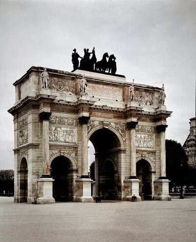 Utsikt över Triumfbågen du Carrousel realiserad av Pierre Francois Leonard Fontaine (1762-1853) och Charles Percier (1764-1838) i Paris (Louvren) av Charles and Fontaine Pierre Percier
