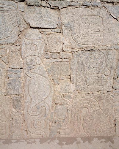 Förcolombiansk konst: relief på ruiner, 900-talet f.Kr. (fotografi av Chavin Chavin