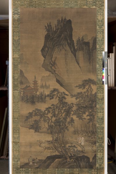 Scholars Converse on a Bridge (bläck & färg på siden monterad på brokadsilke fastställt på papper) av Chen Zhou