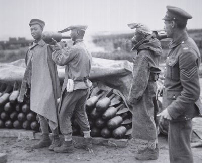Kinesisk enhet lagrar flygbomber vid en ammunitionsdepå i Frankrike av Chinese Photographer