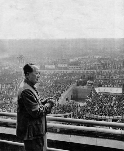 Porträtt av Kinas statschef Mao Tse-Tung (Mao Ze-Dong eller Mao Zedong eller Mao Tse Toung eller Mao Tso Tong) (1893-1976) under kommunistpartiets minneshögtid. Kina, omkring 1960. av Chinese Photographer