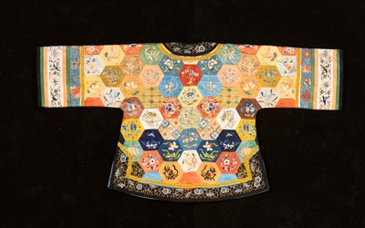En kinesisk informell lapptäcksrock, sammansatt av hexagoner av broderat siden av Chinese School