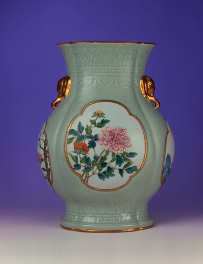 En fin och mycket sällsynt famillerosad celadon-mald vas med en förgylld emalj av prunus och rosor, en av fyra emaljer som föreställer "Flowers of the Four Seasons", 1735-1795 av Chinese School