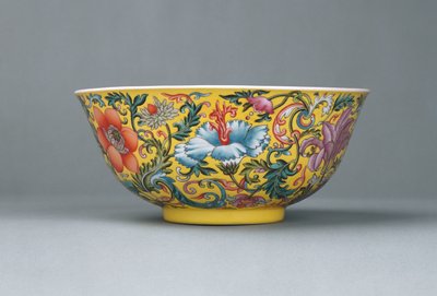 En fin famillerosa gulmald skål, 1821-1850 av Chinese School