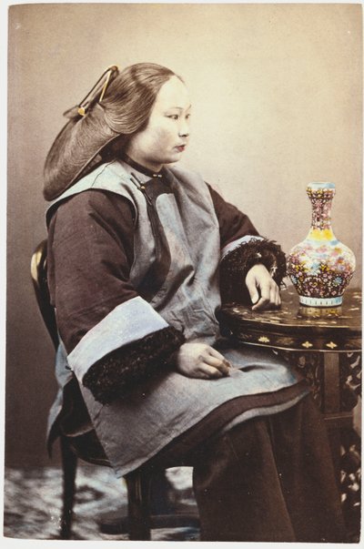 Ett handtonat fotografi av en ung kinesisk kvinna av Chinese School