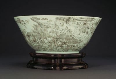 En stor inskuren porslinsskål som föreställer en kontinuerlig scen av damer på palatsområdet, 1796-1820 av Chinese School