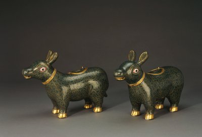 Ett par cloisonne-emaljtapirer bildar kärl av Chinese School
