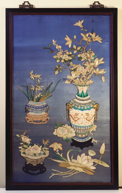 En sidenpanel föreställande vaser med körsbärsblommor, magnolia och orkidéer och en jardinere med rosor bland lotuskvistar, dagliljor och morgonhärligheter av Chinese School