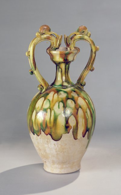 Amfora med handtag i form av drakhuvuden med trefärgad glasyr, Tang Dynasty, 618-907 (keramik) av Chinese School