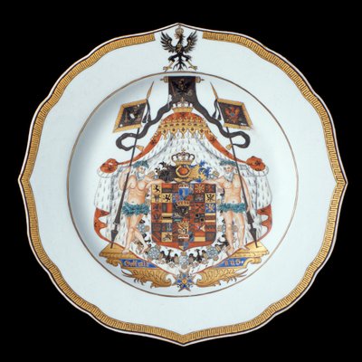 An Armorial Dinner Plate, Qianlong Period (1736-95) c.1755 (porslin) av Chinese School