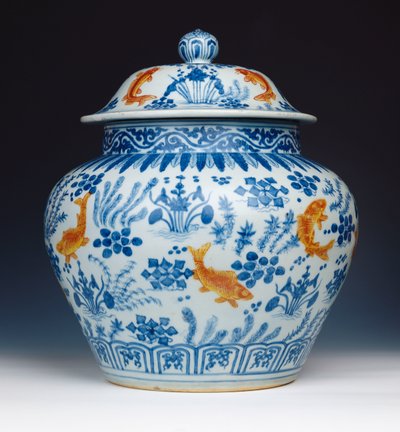 En emaljerad blåvit "Fish" burk och lock, 1522-1566 av Chinese School