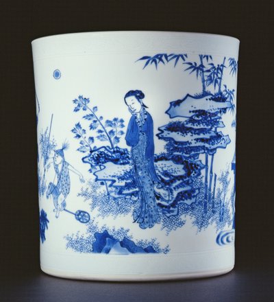 Blå och vit penselkruka målad med en dam och pojkar som leker på hobbyhästar i en trädgård, Chongzheng, 1630-44 (porslin) (se 205937) av Chinese School