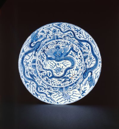 Blått och vitt fat målat med drakar, Wanli eller Chongzheng, 1600-35 (porslin) av Chinese School