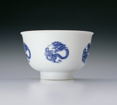 Skål, dekorerad med dragonrundlar, Kangxi-märke och perioden 1662-1722 (porslin med blå underglasyr) (se även 142285) av Chinese School