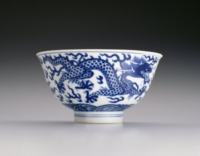 Skål med drakar och vågor, Xianfeng-märke och period 1851-61 (porslin med blå underglasyr) (se även 142299) av Chinese School