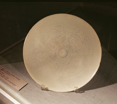 Skål med en inskuren blomdekor, från Nanchang, Jiangxi-provinsen, Sungdynastin, 1100-1200-talet (porslin) av Chinese School