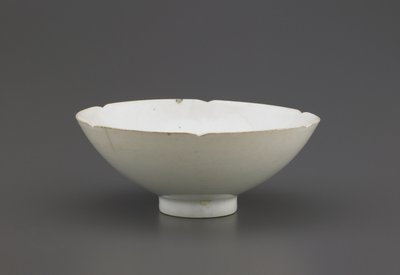 Skål med skårad kant, Jingdezhen, Jiangxi-provinsen, Northern eller Southern Song-dynastin (keramik) av Chinese School