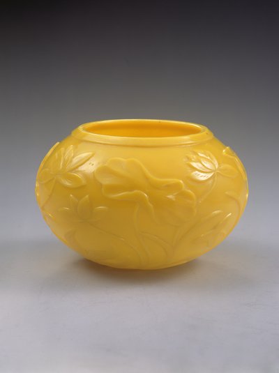 Snidad skål, Qianlong-period (1736-95) (färgat glas) (se även 272125) av Chinese School