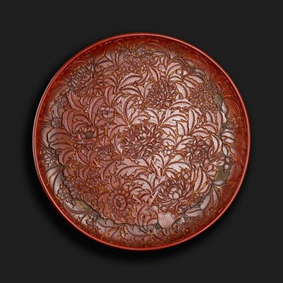 Utskuret fat med märket Xuande (1426-36) i basen, kinesiskt (röd lack på trä) av Chinese School