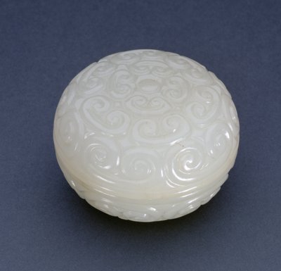 Circular Seal-Paste Box av Guri-lackstil med lingzhi-rullar, Ming-dynastin (vit sten) (se även 241120) av Chinese School