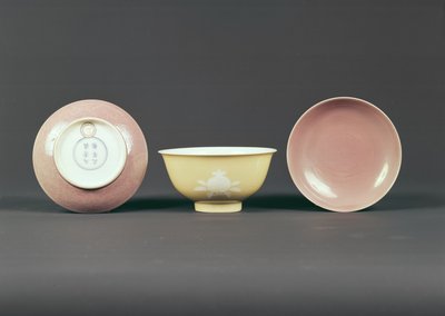 Cirkulär skål, Chien Lung period (1736-95) (keramik) av Chinese School