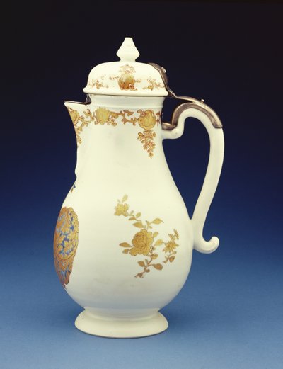 Kaffekanna av Meissen form dekorerad övervägande i förgylld med armarna av Gustav Gabriel Loodh, Qianlong period (1736-95) (porslin) (sidovy av 210133) av Chinese School