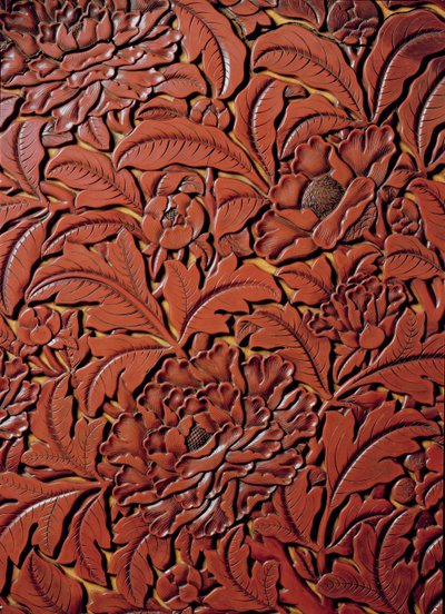 Detalj från ett snidat fat med märket Xuande (1426-36) i basen, kinesisk (röd lack på trä) av Chinese School