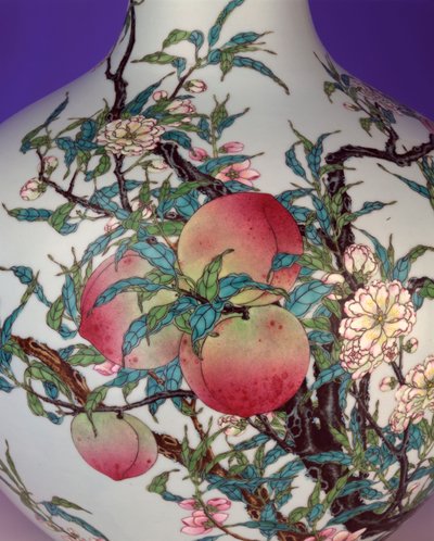 Detalj från en magnifik famille rose nio-persika klotformad flaskvas, 1735-1795 av Chinese School