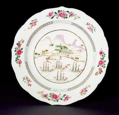 Middagstallrik målad i famille roséemaljer som visar Taffelberget och fyra fartyg som seglar med holländsk flagg utanför Godahoppsudden, Qianlong-perioden (1736-95) c.1770 (porslin) av Chinese School