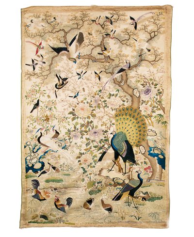 Broderad panel med ett par påfåglar och många andra fåglar under ett knotigt träd med pioner och prunusblom, kanton av Chinese School