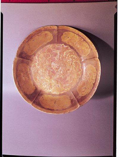 Graverat fat, Tang-dynastin (618-907) (guld och silver) av Chinese School