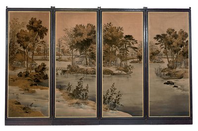 Fyrfaldig skärm med sammetspaneler, vävd med ett flodlandskap i grisailletoner av Chinese School