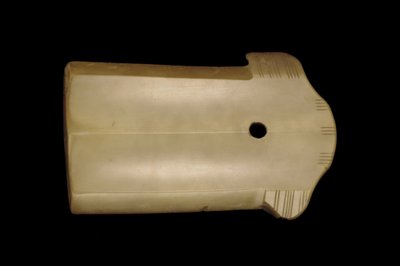 Fragment av dolkyxa (ge) sent Shang till tidig västra Zhou-dynastin, 1100-1000-talet f.Kr. (jade) av Chinese School