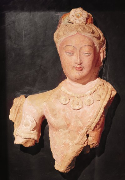 Huvud och byst av en Bodhisattva i prinskostym, från Kumtura, Xinjiang, 700-800-talet (målad kobb) av Chinese School