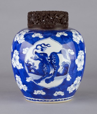 Burk (med lock och drakedesign), 1662-1722 (keramik) av Chinese School