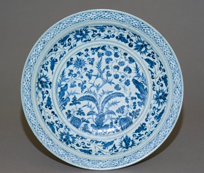 Stort fat, sent 1300-tal (porslin) av Chinese School