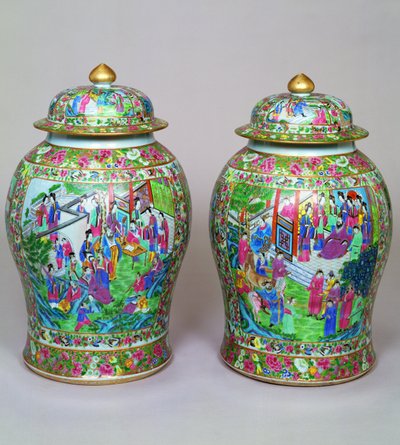 Ett par Canton famille rose balustervaser och kupolformade lock, tidigt 1800-tal av Chinese School