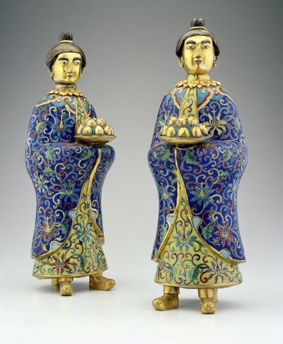 Ett par kvinnliga skötare, Qianlong-perioden, 1736-95 (cloisonne-emalj) av Chinese School